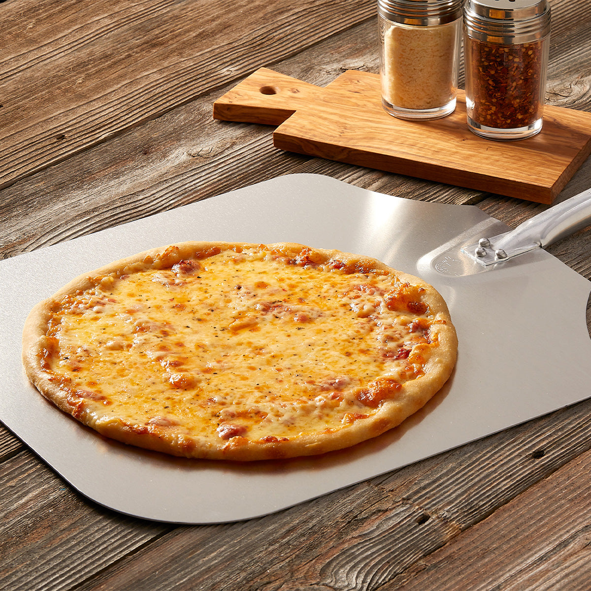 Pala para Pizza 16 x 18” de Aluminio con Mango de Madera 30”